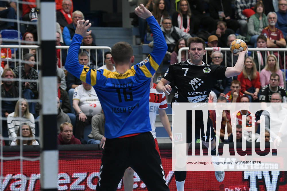 Handball Bundesliga, Matchday 8: TuSEM Essen vs. TV Emsdetten on October 19, 2026, at Sportpark Am Hallo in Essen. Lukas Diedrich (Essen) in the foreground; Yannick Terhaer (Emsdetten) in the background xRx