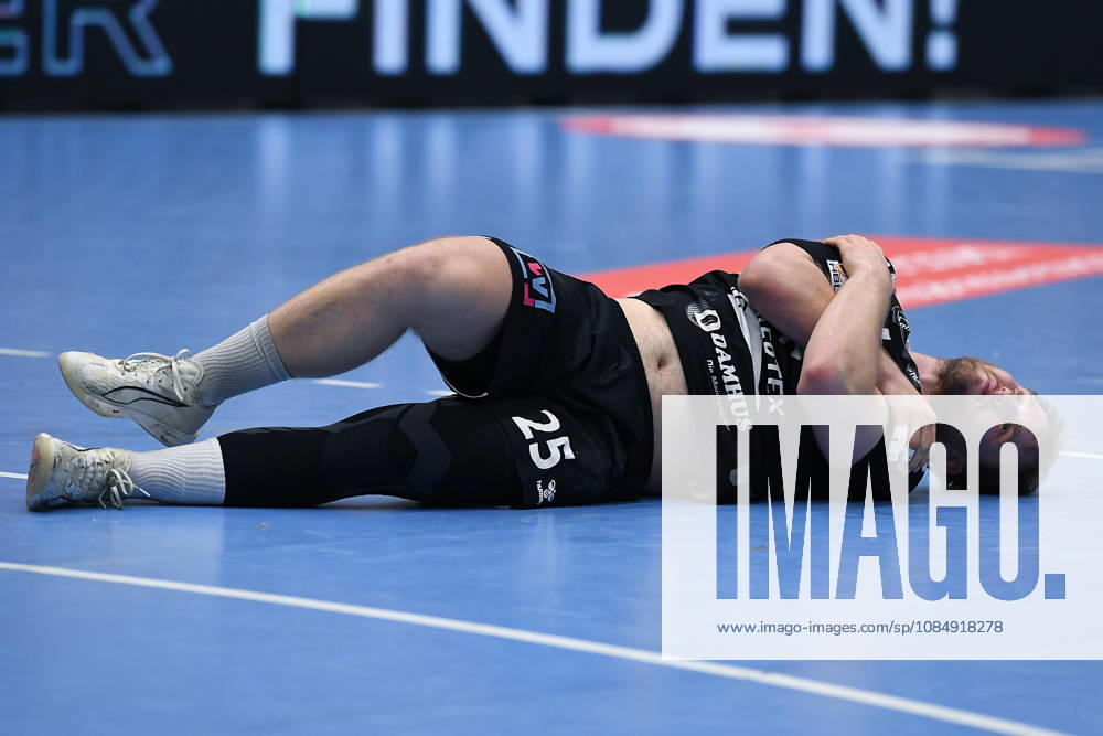 Handball Bundesliga, Matchday 8: TuSEM Essen vs. TV Emsdetten on October 19, 2026, at Sportpark Am Hallo in Essen. Jaris Tobeler of Emsdetten lies injured on the floor. xRx