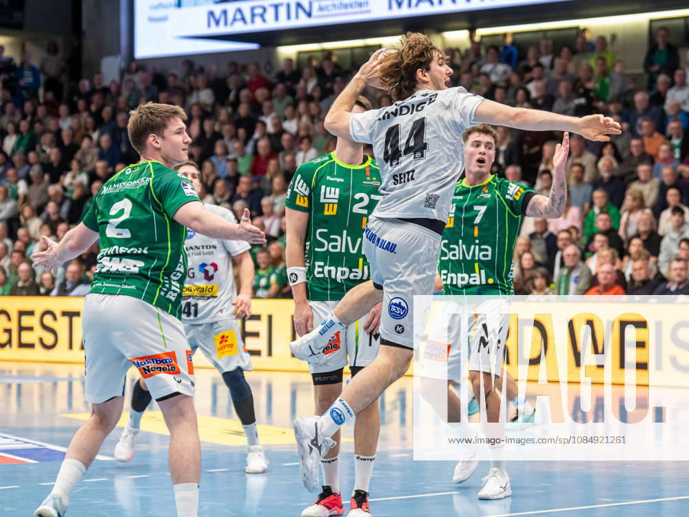 Stephan Seitz of ThSV Eisenach, 44, finds the gap between Oskar Neudeck of Frisch Auf Goeppingen, 02, and Oskar Sunnefeldt of Frisch Auf Goeppingen, 27, Frisch Auf Goeppingen vs. ThSV Eisenach, Handball, 1st Bundesliga, Men, 2026–2027 season, October 23, 2026, Frisch Auf Göppingen vs. ThSV Eisenach, Handball, 1st Bundesliga, Men, 2026–2027 season, October 23, 2026, Goeppingen
