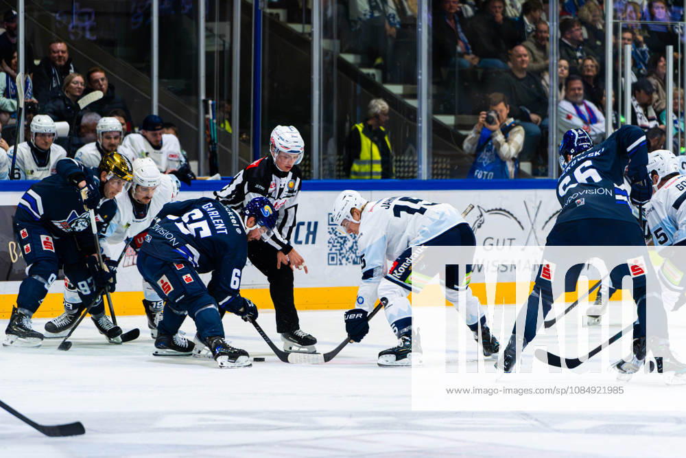 DEL2 2026–2027 Game 11: Kassel Huskies vs. Blue Devils Weiden Pictured, from left: Hunter Garlent (ECK) and Charlie Jahnke (BDW) at Probonio Arena in Hesse