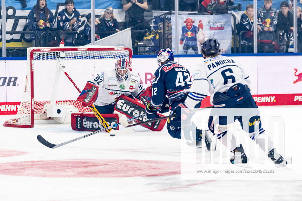 Yasin Ehliz of EHC Red Bull Munich, 42, is stopped here by goalkeeper Andreas Jenike of the Iserlohn Roosters, 92 GER; EHC Red Bull Munich vs. Iserlohn Roosters, DEL, 2026–2027 season, Matchday 11, October 23, 2026. Photo: HMB Media, Franz Feiner