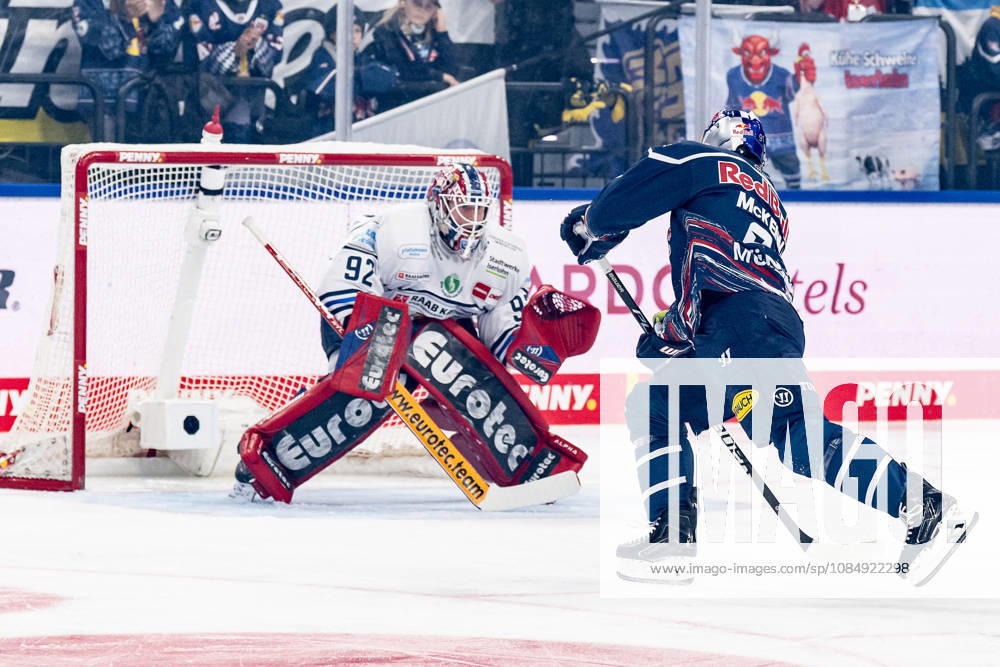 Jeremy McKenna, EHC Red Bull Munich, 91, misses a shot against Andreas Jenike, goaltender, Iserlohn Roosters, 92 GER, EHC Red Bull Munich vs. Iserlohn Roosters, DEL, 2026–2027 season, Matchday 11, October 23, 2026 Photo: HMB Media, Franz Feiner