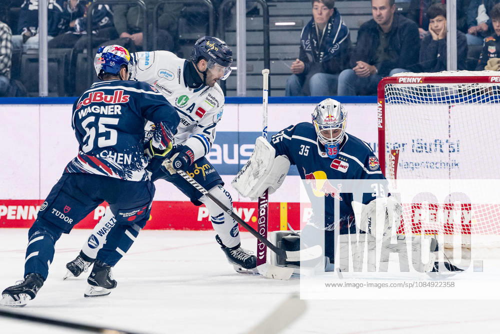 Justin Scott of the Iserlohn Roosters, 20, misses a shot against Fabio Wagner of EHC Red Bull Munich, 55, and Mathias Niederberger, goaltender for EHC Red Bull Munich, 35, GER, EHC Red Bull Munich vs. Iserlohn Roosters, DEL, 2026–2027 season, Matchday 11, October 23, 2026. Photo: HMB Media, Franz Feiner