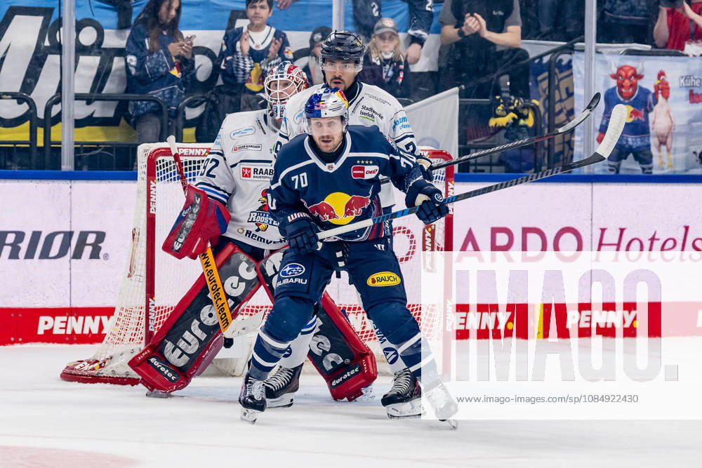 Colin Ugbekile of the Iserlohn Roosters, No. 79, defends against Maximilian Daubner of the EHC Red Bull Munich, No. 70, in front of goalkeeper Andreas Jenike of the Iserlohn Roosters, No. 92, GER, EHC Red Bull Munich vs. Iserlohn Roosters, DEL, 2026–2027 season, Matchday 11, October 23, 2026. Photo: HMB Media, Franz Feiner