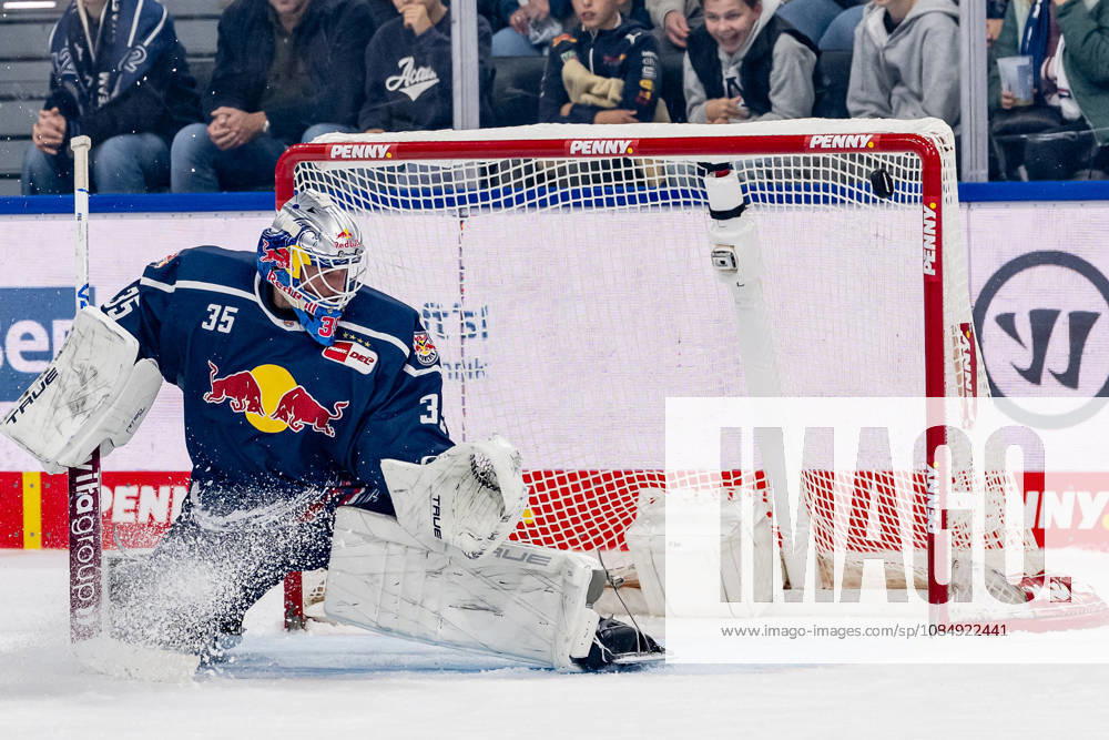 Mathias Niederberger, goaltender, EHC Red Bull Munich, 35, lucky—the puck hits the crossbar. GER, EHC Red Bull Munich vs. Iserlohn Roosters, DEL, 2026–2027 season, Matchday 11, October 23, 2026. Photo: HMB Media, Franz Feiner
