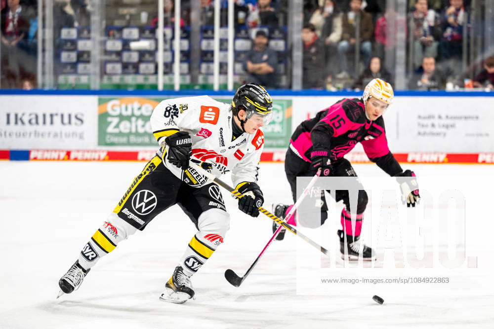 Luca Hauf 85, Krefeld Pinguine; Nikolaus Heigl 15, Nuremberg Ice Tigers, NIT; Nuremberg Ice Tigers vs. Krefeld Pinguine, ice hockey, Penny DEL, Matchday 11, October 23, 2026, Nuremberg Ice Tigers vs. Krefeld Pinguine, Ice Hockey, Penny DEL, Matchday 11