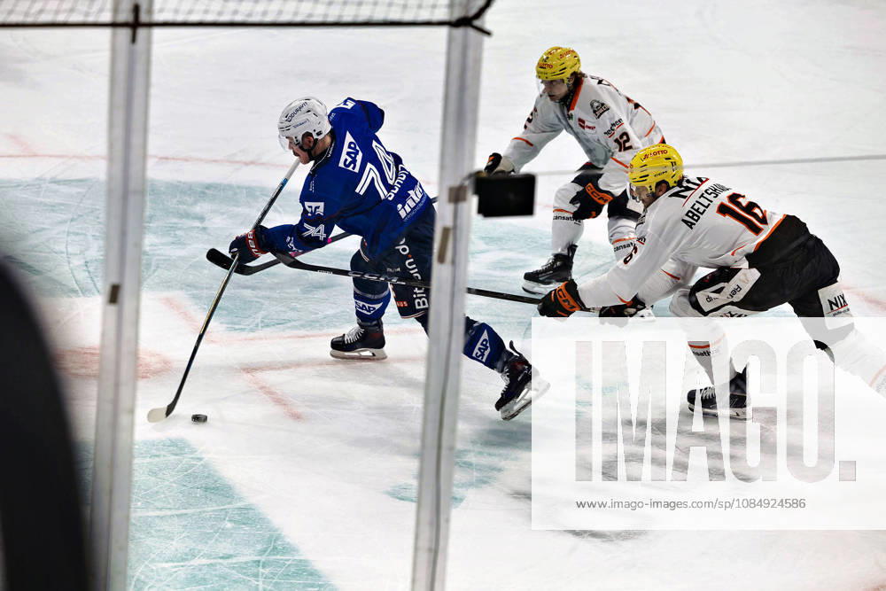 74 Justin Schütz of Adler Mannheim battling for the puck GER, Adler Mannheim vs. Löwen Frankfurt, Ice Hockey, PENNY DEL, Matchday 11, 2026–2027 Season, October 23, 2026 GER, Adler Mannheim vs. Löwen Frankfurt, Ice Hockey, PENNY DEL, Matchday 11, 2026–2027 Season