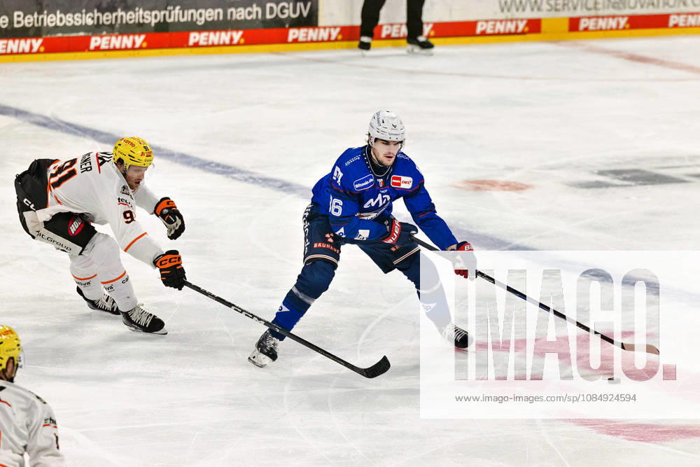 86 Maximilian Heim of Adler Mannheim handling the puck GER, Adler Mannheim vs. Löwen Frankfurt, Ice Hockey, PENNY DEL, Matchday 11, 2026–2027 Season, October 23, 2026 GER, Adler Mannheim vs. Löwen Frankfurt, Ice Hockey, PENNY DEL, Matchday 11, 2026–2027 Season