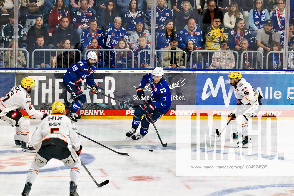 7 John Gilmour of Adler Mannheim battling for the puck GER, Adler Mannheim vs. Löwen Frankfurt, Ice Hockey, PENNY DEL, Matchday 11, 2026–2027 Season, October 23, 2026, GER, Adler Mannheim vs. Löwen Frankfurt, Ice Hockey, PENNY DEL, Matchday 11, 2026–2027 Season