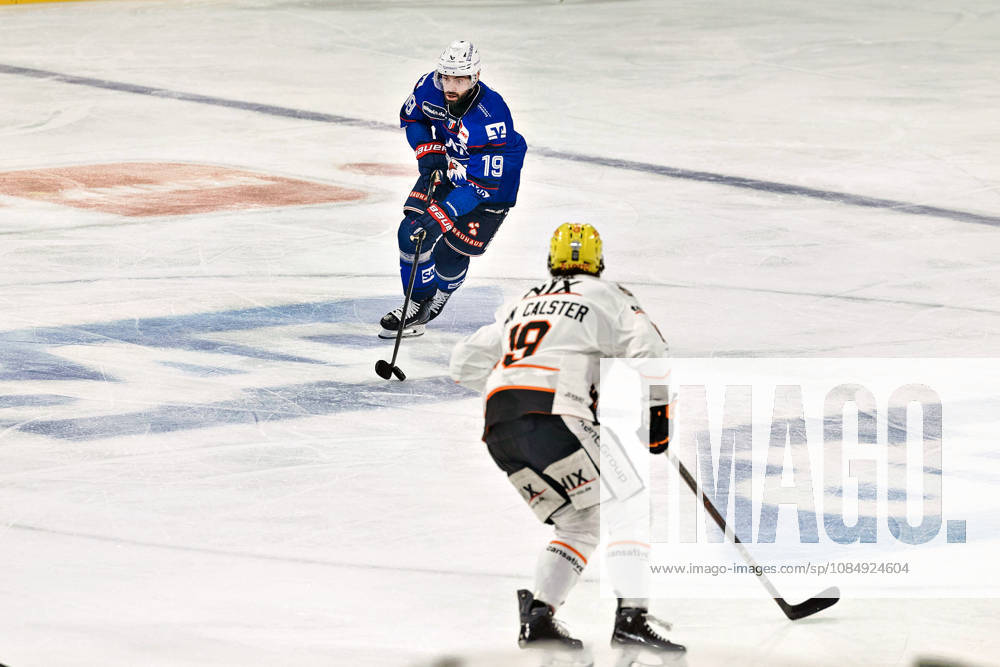 19 Luke Esposito of Adler Mannheim handling the puck GER, Adler Mannheim vs. Löwen Frankfurt, Ice Hockey, PENNY DEL, Matchday 11, 2026–2027 Season, October 23, 2026 GER, Adler Mannheim vs. Löwen Frankfurt, Ice Hockey, PENNY DEL, Matchday 11, 2026–2027 Season