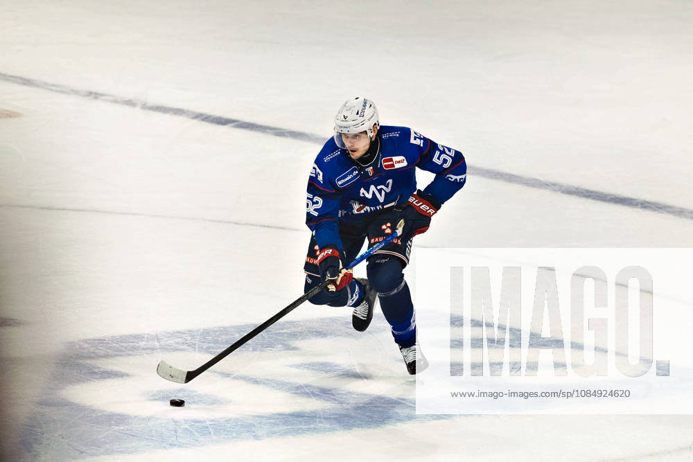 52 Nicolas Mattinen of Adler Mannheim handling the puck GER, Adler Mannheim vs. Löwen Frankfurt, Ice Hockey, PENNY DEL, Matchday 11, 2026–2027 Season, October 23, 2026 GER, Adler Mannheim vs. Löwen Frankfurt, Ice Hockey, PENNY DEL, Matchday 11, 2026–2027 Season
