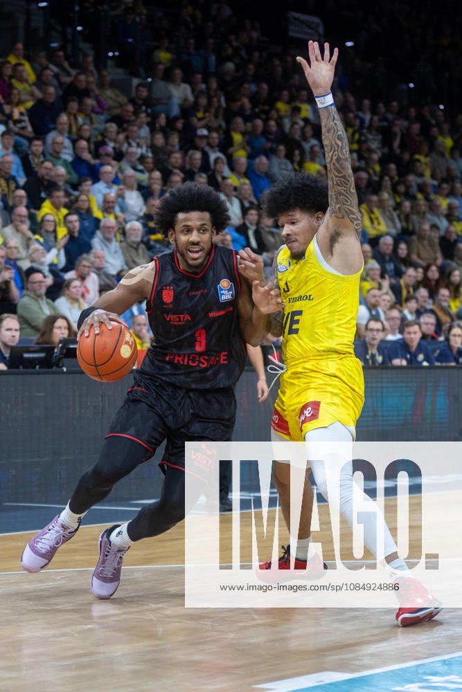 Oldenburg, Lower Saxony, Germany, October 23, 2026, Jordan Wright (left), BMA365 Bamberg Baskets, and Tylan Pope (right), EWE Baskets Oldenburg. EWE Baskets Oldenburg vs. BMA365 Bamberg Baskets. Basketball 1. Basketball Bundesliga. 2026–2027 season, Matchday 6, Grosse EWE Arena: EWE Baskets Oldenburg vs. BMA365 Bamberg Baskets www.andreas-burmann.de