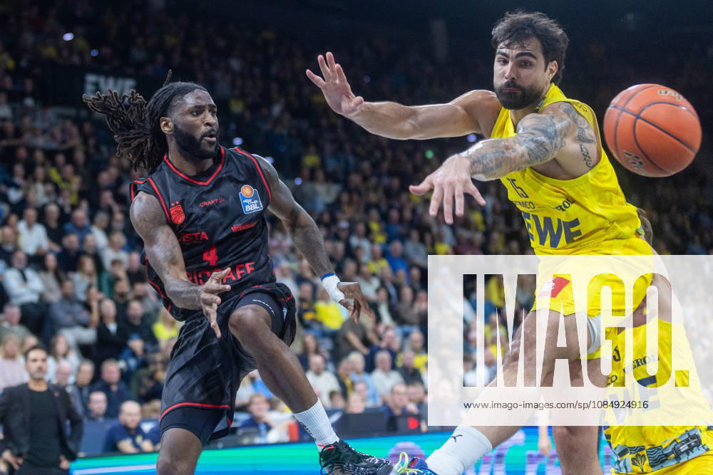 Oldenburg, Lower Saxony, Germany, October 23, 2026, Jordan Jones (left), BMA365 Bamberg Baskets, and Marcel Keßen (right), EWE Baskets Oldenburg. EWE Baskets Oldenburg vs. BMA365 Bamberg Baskets. Basketball 1. Basketball Bundesliga, 2026–2027 season, Matchday 6, Grosse EWE Arena: EWE Baskets Oldenburg vs. BMA365 Bamberg Baskets www.andreas-burmann.de