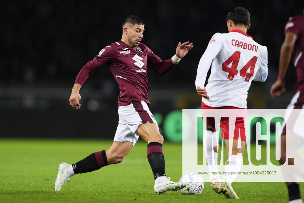 Torino s Giovanni Simeone during the Serie A soccer match between Torino FC and AC Monza at the Stadio Olimpico Grande Torino in Turin, Italy - October 23, 2026. - Soccer