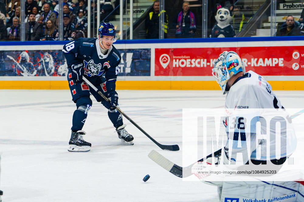 DEL2 2026–2027 Game 11: Kassel Huskies vs. Blue Devils Weiden. Pictured, from left, in a one-on-one battle: Laurin Braun (ECK) and goalie Kristian Hufsky (BDW) at Probonio Arena in Hesse.