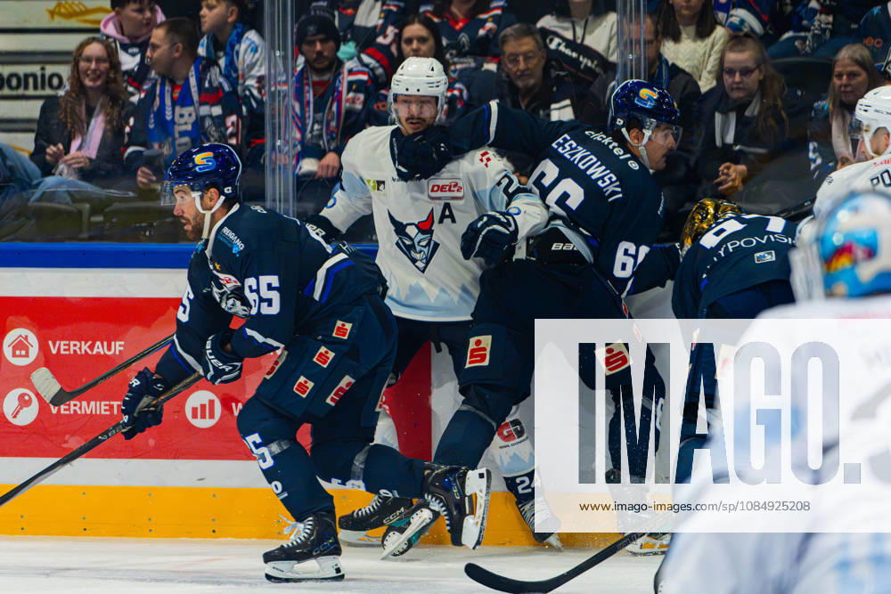 DEL2 2026–2027 Game 11: Kassel Huskies vs. Blue Devils Weiden. Pictured, from left, in a one-on-one battle: Niklas Postel (BDW) and Darren Mieszkowski (ECK) at Probonio Arena in Hesse.