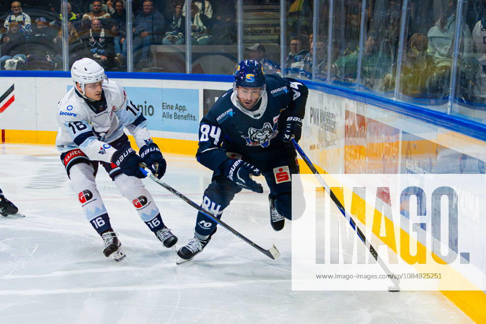 DEL2 2026–2027 Game 11: Kassel Huskies vs. Blue Devils Weiden Pictured, from left, in a one-on-one battle: Philipp Faulhaber (BDW) and Christopher Wilkie (ECK) at Probonio Arena in Hesse