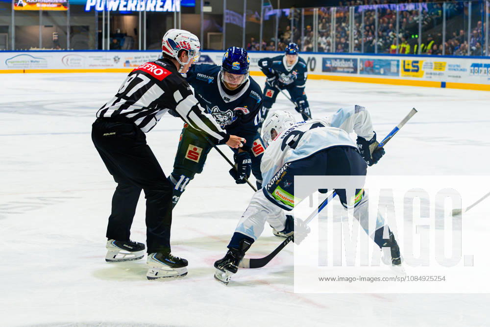 DEL2 2026–2027 Game 11: Kassel Huskies vs. Blue Devils Weiden. Pictured, from left, in a one-on-one battle: Jake Weidner (ECK) and Niklas Postel (BDW) at Probonio Arena in Hesse.