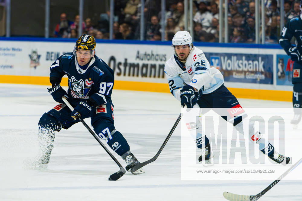 DEL2 2026–2027 Game 11: Kassel Huskies vs. Blue Devils Weiden. Pictured, from left, in a face-off: Matt White (ECK) and Yuma Grimm (BDW). Probonio Arena, Hesse