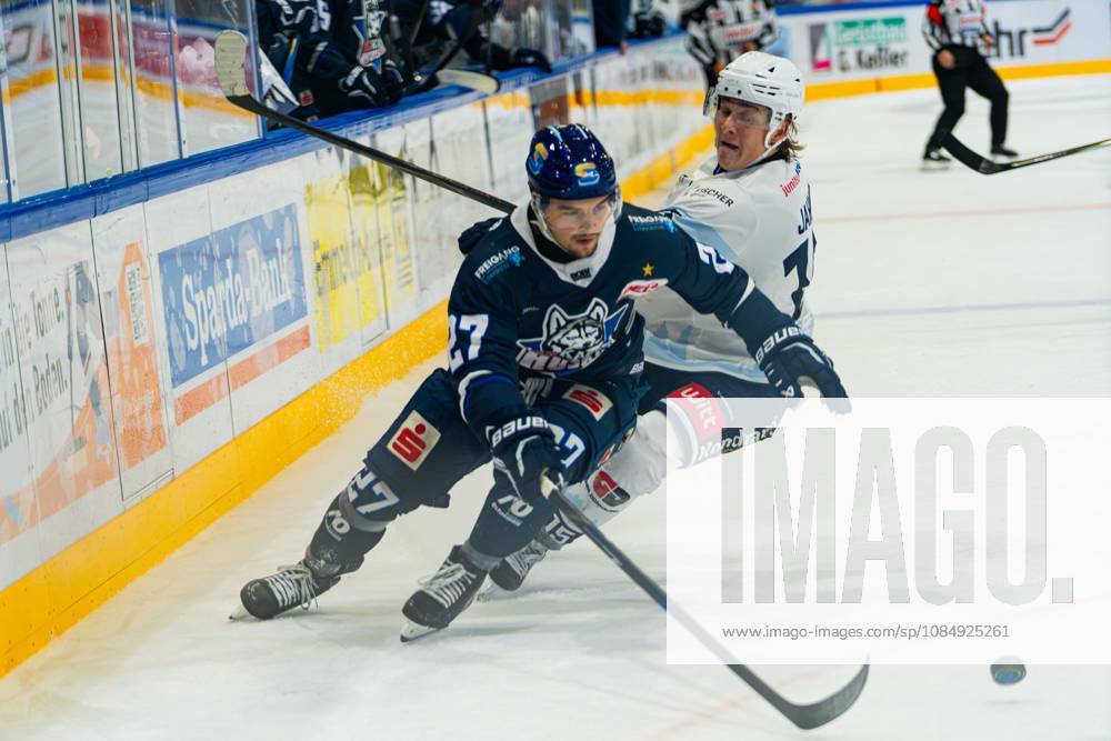 DEL2 2026–2027 Game 11: Kassel Huskies vs. Blue Devils Weiden Pictured, from left, in a one-on-one battle: Michael Bartuli (ECK) and Charlie Jahnke (BDW) at Probonio Arena in Hesse