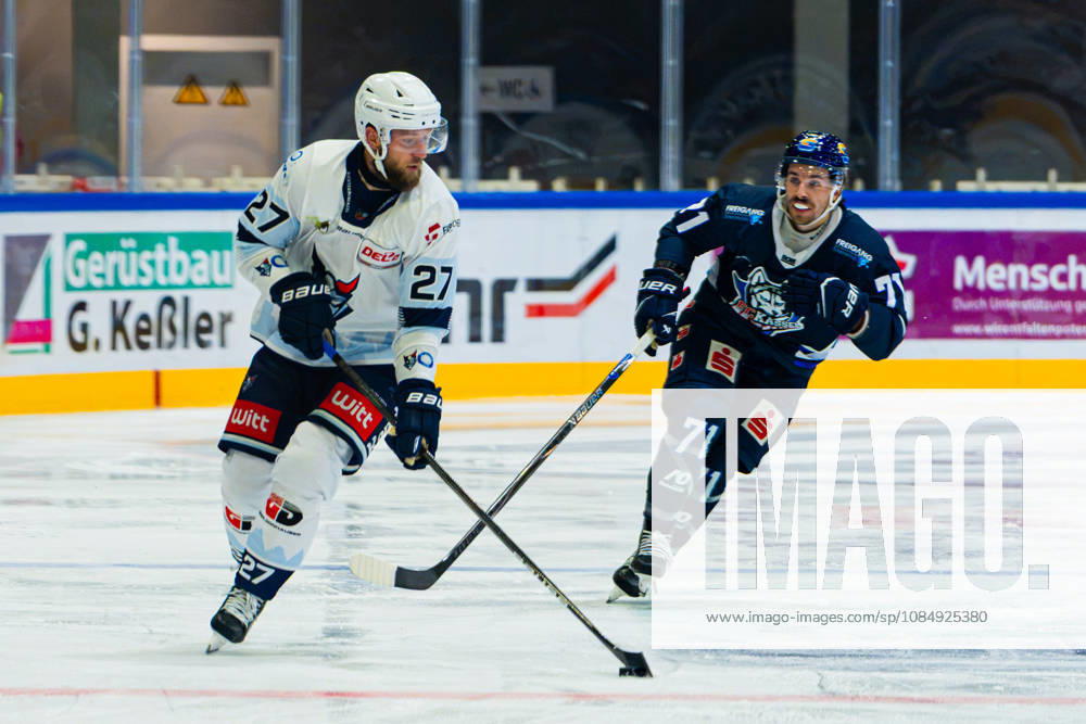 Kassel, Germany, October 22, 2026; DEL2 2026–2027, Game 11: Kassel Huskies vs. Blue Devils Weiden. Pictured, from left, in a one-on-one battle: Dominik Bohac (BDW) and Tristan Keck (ECK), Probonio Arena, Hesse