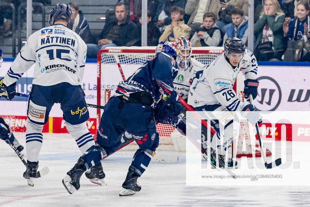 Taro Hirose, EHC Red Bull Munich, 17, vs. Dennis Lobach, Iserlohn Roosters, 26, GER; EHC Red Bull Munich vs. Iserlohn Roosters, DEL, 2026–2027 season, Matchday 11, October 23, 2026 Photo: HMB Media, Franz Feiner