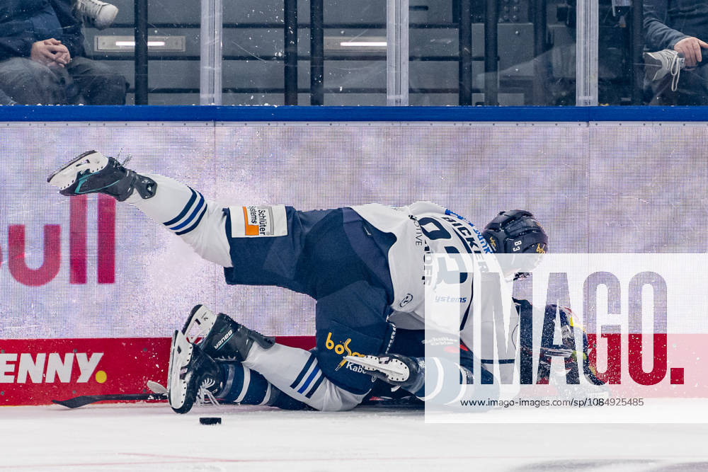 Battle for the Puck: Face-off between Kevin Bicker of the Iserlohn Roosters, 83, and Taro Hirose of EHC Red Bull Munich, 17 (GER), EHC Red Bull Munich vs. Iserlohn Roosters, DEL, 2026–2027 Season, Matchday 11, October 23, 2026 Photo: HMB Media, Franz Feiner