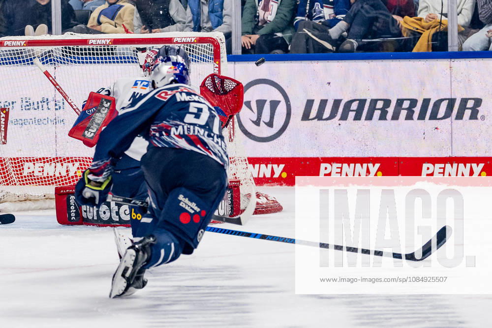 Jeremy McKenna, EHC Red Bull Munich, No. 91 on a shot on goal (GER), EHC Red Bull Munich vs. Iserlohn Roosters, DEL, 2026–2027 season, Matchday 11, October 23, 2026 Photo: HMB Media, Franz Feiner