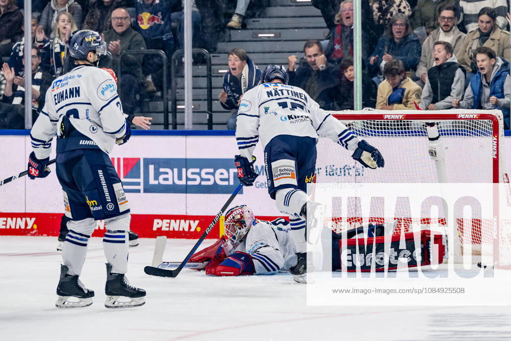 Here, the Iserlohn team led by Andreas Jenike, goalie for the Iserlohn Roosters, 92, conceded the goal that made the score 1–0. GER, EHC Red Bull Munich vs. Iserlohn Roosters, DEL, 2026–2027 season, Matchday 11, October 23, 2026. Photo: HMB Media, Franz Feiner