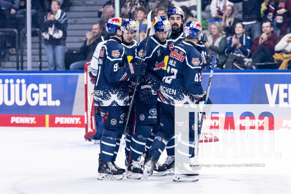 The Munich fans cheer with Markus Eisenschmid of EHC Red Bull Munich, 11, after his goal to make it 1–0 GER, EHC Red Bull Munich vs. Iserlohn Roosters, DEL, 2026–2027 season, Matchday 11, October 23, 2026. Photo: HMB Media, Franz Feiner