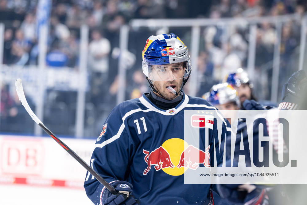 Markus Eisenschmid, EHC Red Bull Munich, No. 11, high-fiving teammates at the bench after scoring the 1-0 goal for GER, EHC Red Bull Munich vs. Iserlohn Roosters, DEL, 2026–2027 season, Matchday 11, October 23, 2026. Photo: HMB Media, Franz Feiner