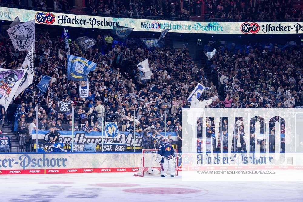 Munich fans behind Mathias Niederberger, goalie for EHC Red Bull Munich, 35, cheer the goal that made it 1–0 for GER in the EHC Red Bull Munich vs. Iserlohn Roosters game, DEL, 2026–2027 season, Matchday 11, October 23, 2026. Photo: HMB Media, Franz Feiner