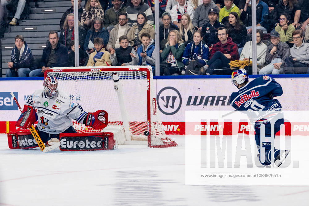 Elis Hede, EHC Red Bull Munich, 10, misses on this shot on goal against Andreas Jenike, goalie, Iserlohn Roosters, 92 GER, EHC Red Bull Munich vs. Iserlohn Roosters, DEL, 2026–2027 season, Matchday 11, October 23, 2026 Photo: HMB Media, Franz Feiner