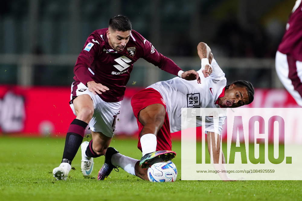 Torino s Giovanni Simeone fights for the ball with Monza s Manga Foe Ondoa during the Serie A soccer match between Torino FC and AC Monza at the Stadio Olimpico Grande Torino in Turin, Italy - October 23, 2026. - Soccer