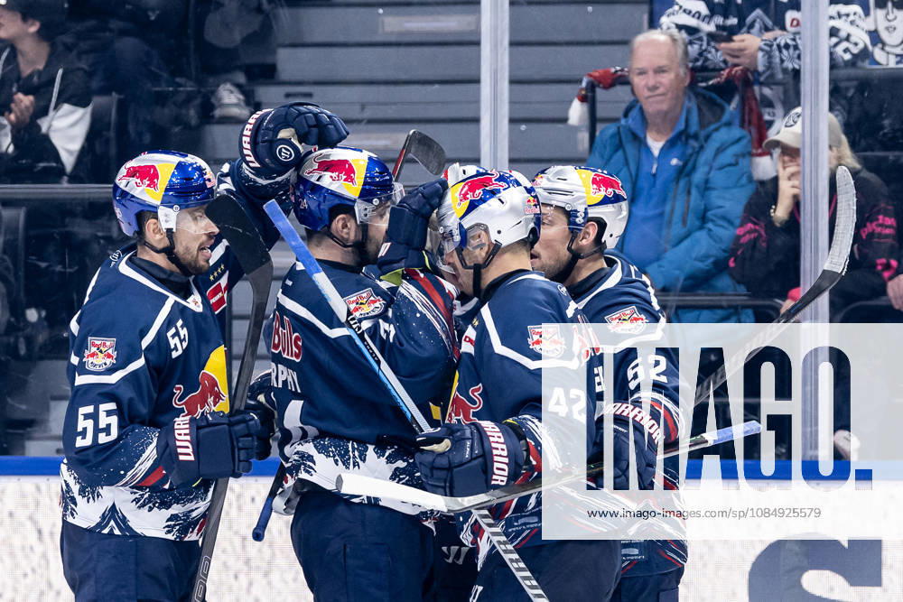 The Munich fans celebrate with Veit Oswald of EHC Red Bull Munich, 27, after his goal to make it 2–0 GER, EHC Red Bull Munich vs. Iserlohn Roosters, DEL, 2026–2027 season, Matchday 11, October 23, 2026. Photo: HMB Media, Franz Feiner