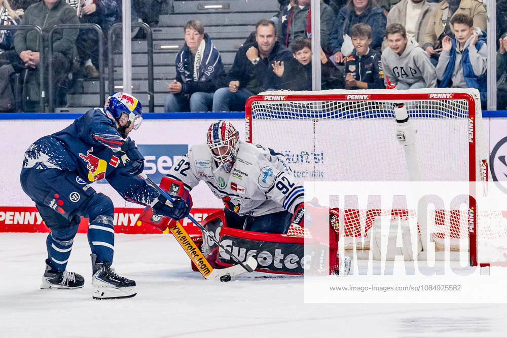 Tobias Rieder, EHC Red Bull Munich, 08, is stopped here by Andreas Jenike, goaltender, Iserlohn Roosters, 92 GER; EHC Red Bull Munich vs. Iserlohn Roosters, DEL, 2026–2027 season, Matchday 11, October 23, 2026 Photo: HMB Media, Franz Feiner