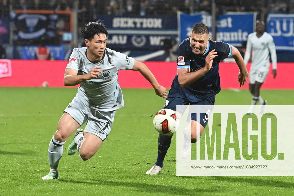 Kento SHIOGAI (WOB) vs. Karol METS (BO) – Action, Tackle, VfL Bochum (BO) vs. VfL Wolfsburg (WOB) 1–1 Soccer, 2. Bundesliga, Matchday 9, on October 23, 2026, at the Ruhrstadion in Bochum, Germany. DFL regulations prohibit any use of photographs as image sequences and or quasi-video.
