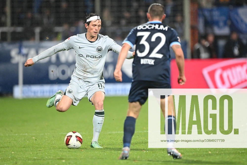 Fabian REESE (WOB) vs. Maximilian WITTEK (BO) – Action, Tackle, VfL Bochum (BO) vs. VfL Wolfsburg (WOB) 1–1 Soccer 2. Bundesliga, Matchday 9, matchday9, on October 23, 2026, at the Ruhrstadion in Bochum, Germany. DFL regulations prohibit any use of photographs as image sequences and or quasi-video.