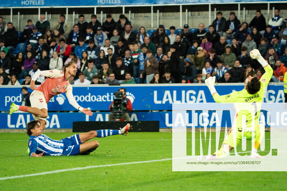 ESP LaLiga EA Sports: Deportivo Alavés vs. Málaga CF — Adrián Nino of Málaga scores a goal and celebrates during the LaLiga EA Sports match between Deportivo Alavés and Málaga CF, played at Mendizorroza Stadium in Vitoria-Gasteiz on October 23, 2026, in Spain. VITORIA-GASTEIZ, Spain — Soccer