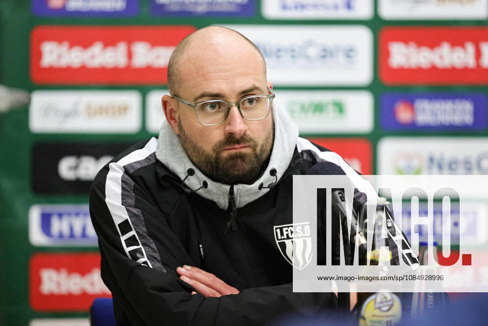 Soccer, Men s, Bavarian Regional League, 2026–2027 Season, Matchday 16: FC Schweinfurt 05 vs. TSV Landsberg; Coach Jan Gernlein of FC Schweinfurt 05 at the press conference; single frame from the Riedel Bau Arena in Schweinfurt, Sachs Stadio, Bavaria, Lower Franconia, Germany