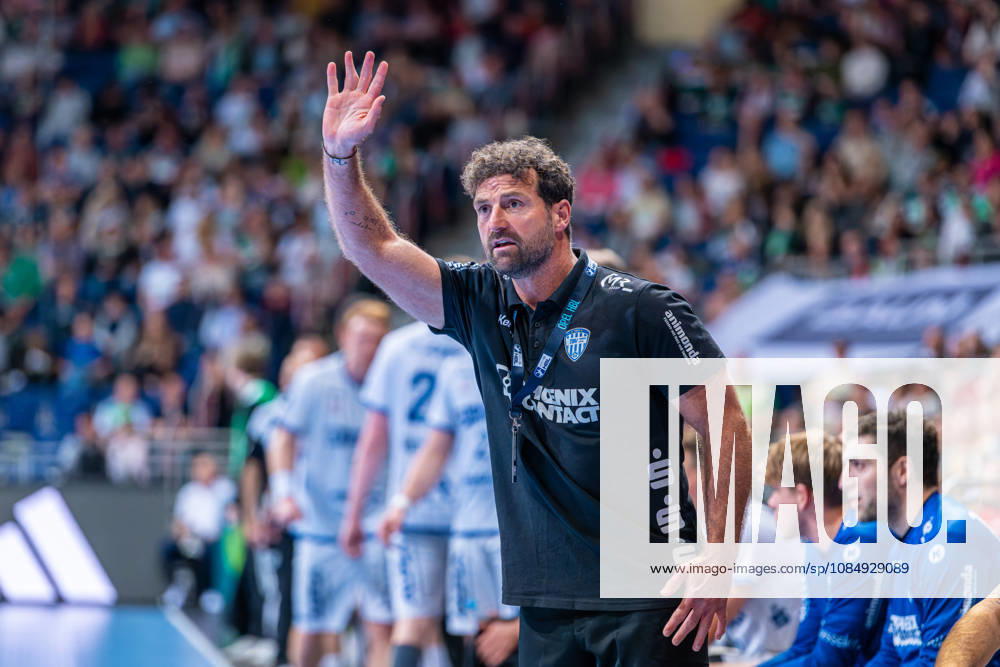 Florian Kehrmann, TBV Lemgo Lippe (coach, left), TSV Hannover Burgdorf (green) vs. TBV Lemgo Lippe (blue) on Matchday 10 of the 2026–2027 season in the Opel Handball Bundesliga, October 23, 2026, ZAG Arena Hannover, GER,