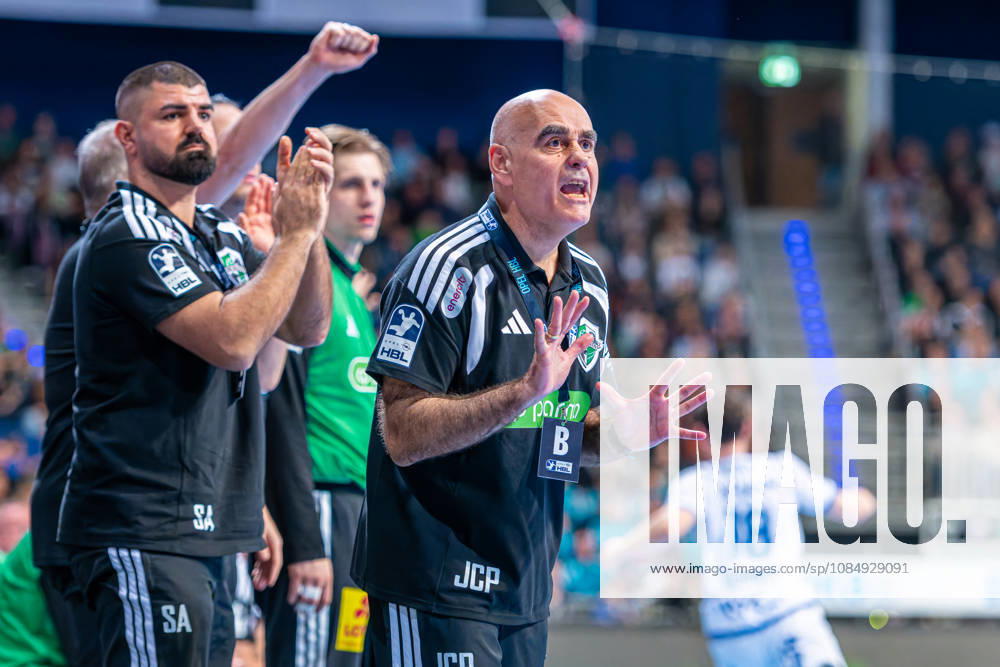Juan Carlos Pastor, TSV Hannover Burgdorf, coach (left), TSV Hannover Burgdorf (green) vs. TBV Lemgo Lippe (blue) on Matchday 10 of the 2026–2027 season in the Opel Handball Bundesliga, October 23, 2026, ZAG Arena Hannover, GER,