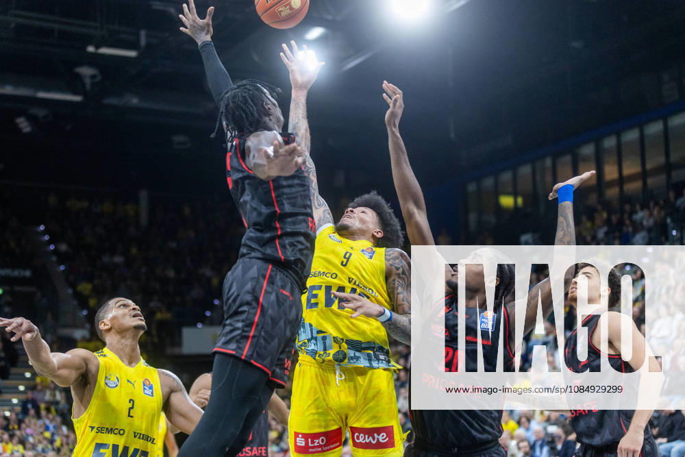 Oldenburg, Lower Saxony, Germany, October 23, 2026, Tylan Pope (left), EWE Baskets Oldenburg, and Hason Ward (right), BMA365 Bamberg Baskets; EWE Baskets Oldenburg vs. BMA365 Bamberg Baskets; Basketball 1; Basketball Bundesliga; 2026–2027 season, Matchday 6, Grosse EWE Arena: EWE Baskets Oldenburg vs. BMA365 Bamberg Baskets www.andreas-burmann.de