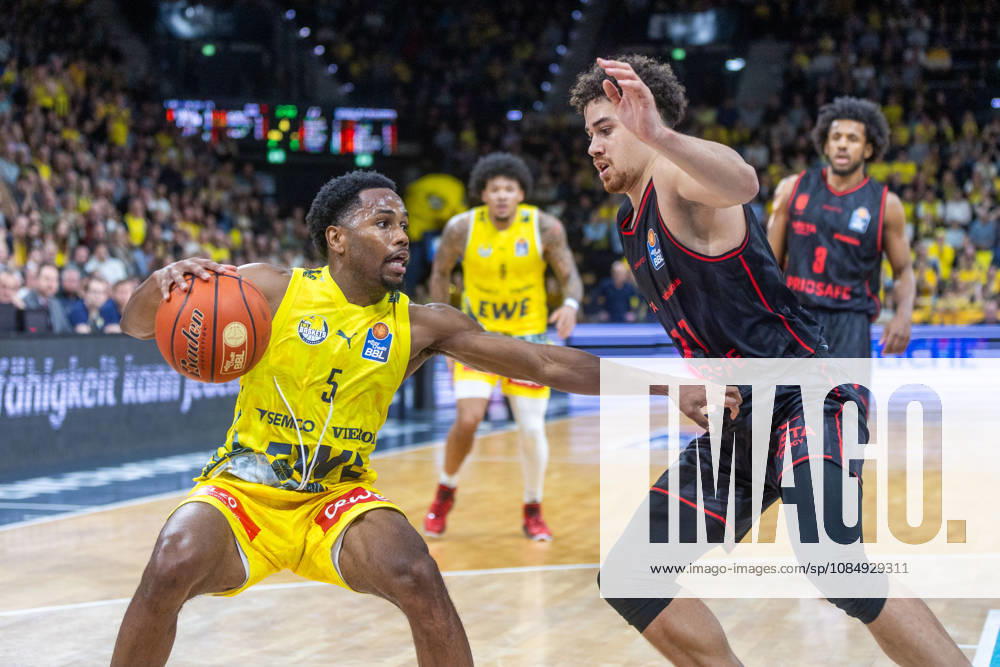 Oldenburg, Lower Saxony, Germany, October 23, 2026, Jeremy Roach (left), EWE Baskets Oldenburg, and Joshua Obiesie (right), BMA365 Bamberg Baskets; EWE Baskets Oldenburg vs. BMA365 Bamberg Baskets; Basketball 1; Basketball Bundesliga; 2026–2027 season, Matchday 6, Grosse EWE Arena: EWE Baskets Oldenburg vs. BMA365 Bamberg Baskets www.andreas-burmann.de
