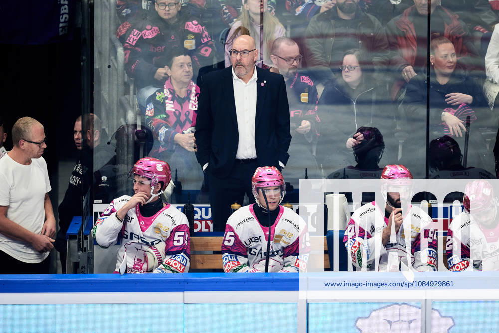 Eric Dubois, Eisbaeren Berlin, Head Coach; Jean Luc Foudy, Eisbaeren Berlin, 55; Frederik Tiffels, Eisbaeren Berlin, 95, Liam Kirk, Eisbaeren Berlin, 94, Rihards Griva, Eisbaeren Berlin, 23, GER, Eisbaeren Berlin vs. Augsburger Panther, Men’s Ice Hockey, German Ice Hockey League (DEL), 2026–27 Season, Matchday 11, October 23, 2026, GER, Eisbaeren Berlin vs. Augsburger Panther, Men’s Ice Hockey, German Ice Hockey League, DEL, 2026–27 Season, Matchday 11, Berlin