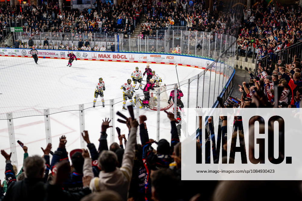 Ice Hockey Season 2026–2027 Penny DEL Nuremberg Ice Tigers Icetigers Krefeld Pinguine ThHa Cheers and joy after a goal by Thomas Heigl at 49, Nuremberg Ice Tigers, NIT