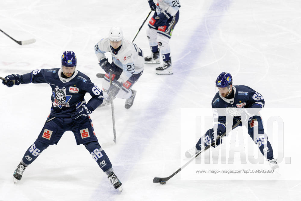 Ice hockey, Eishockey Men - DEL2 - EC Kassel Huskies vs Blue Devils Weiden Season 2026 2027 Hunter Garlent (R) of EC Kassel Huskies with puck, Lukas Ribarik (C) of Blue Devils Weiden rans after and Darren Mieszkowski (L) of EC Kassel Huskies aside during the DEL2 ice hockey match between EC Kassel Huskies and Blue Devils Weiden in Kassel, Germany, 23 October 2026. Kassel entered the match in second place in the standings, while Weiden were ranked 12th. Hesse