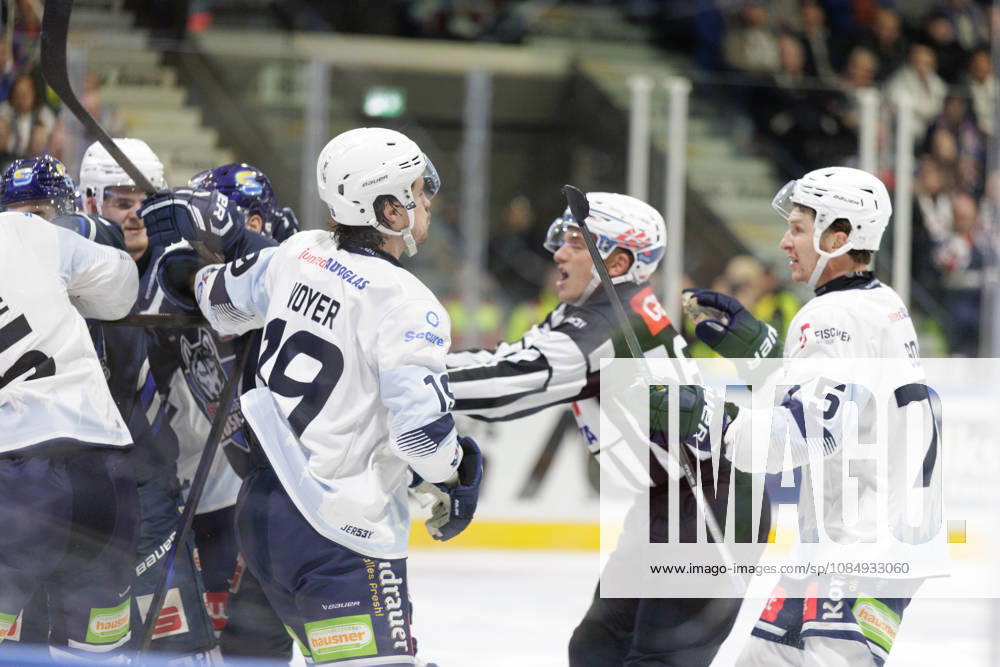 Ice hockey, Eishockey Men - DEL2 - EC Kassel Huskies vs Blue Devils Weiden Season 2026 2027 The referee Kevin Stoer (CR) intervenes a fight during the DEL2 ice hockey match between EC Kassel Huskies and Blue Devils Weiden in Kassel, Germany, 23 October 2026. Kassel entered the match in second place in the standings, while Weiden were ranked 12th. Hesse
