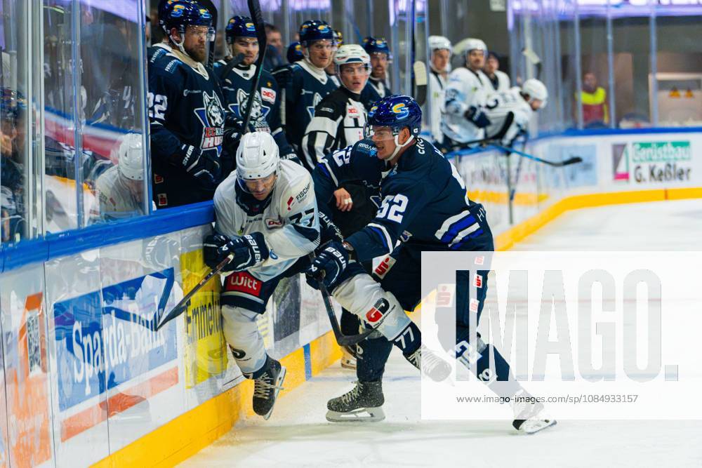 DEL2 2026–2027, Game 11: Kassel Huskies vs. Blue Devils Weiden. Pictured, from left, in a one-on-one battle: Tyler Gron (BDW) and Johannes Huß (Huss ECK) at Probonio Arena in Hesse.