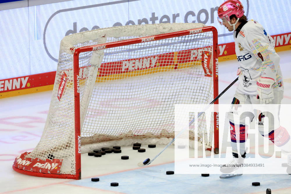 DEU, GER, Ice Hockey, Matchday 11, 2026–27 Season, Berlin, Eisbären Berlin vs. Augsburger Panther, empty net with many pucks, Ty Ronning, Eisbären Berlin 9, nordphoto GmbH, Engler Berlin, Uber Arena Berlin, Germany